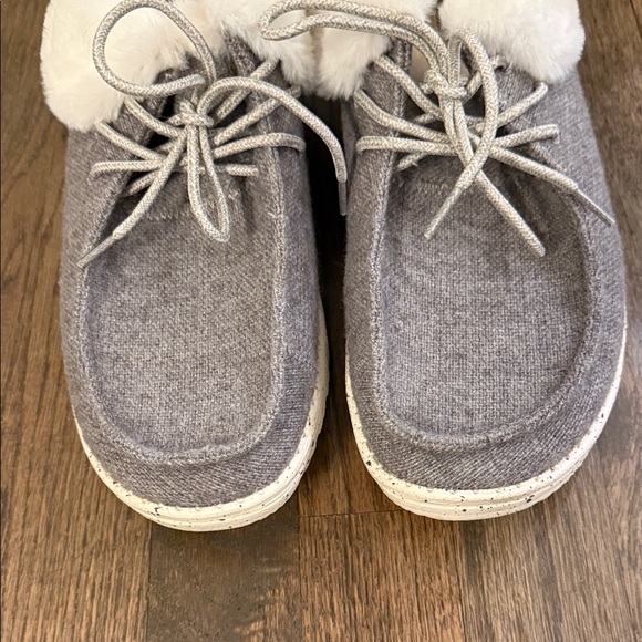 Hey Dude Gray and White Women's Slippers Size 10 Great Condition - Picture 4 of 9